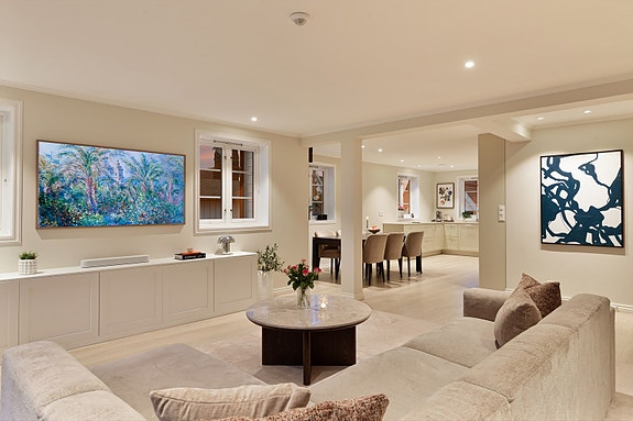 Dette er en meget delikat og pent oppusset enebolig beliggende på Åskollen