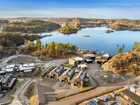 Velkommen til Rørendal strandvei 36 - en svært tiltalende enebolig oppført i 2024. Boligen har attraktiv endetomt, og her er god plass til parkering på tomten og i garasje.