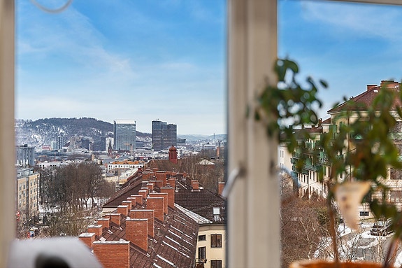 Velkommen til Colletts gate 60F!
Utsikten mot bylandskap med moderne bygninger gir en urban følelse fra leiligheten.