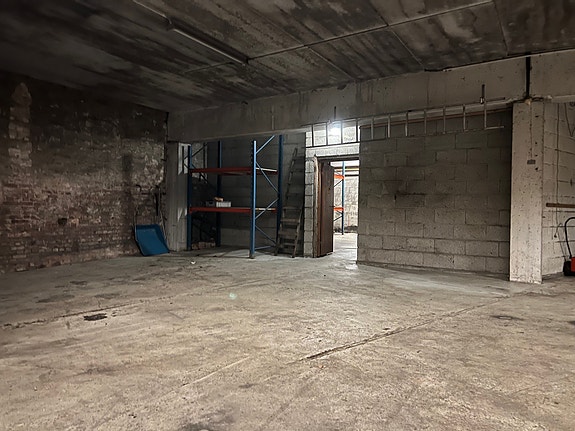 Innvendig lager/garasje på ca 245 m2.