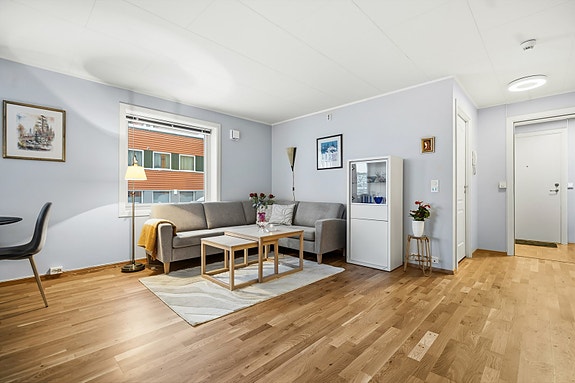 Romslig stue med gode møbleringsmuligheter.