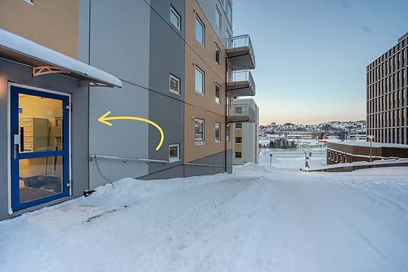 Lett adkomst til bygget og leiligheten. Inngangsparti og leiligheten ligger i samme etasje.