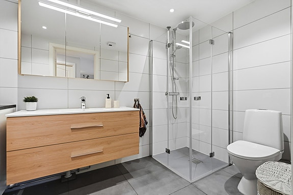 Badet er renovert i okt/nov 2025 og har mye plass til oppbevaring