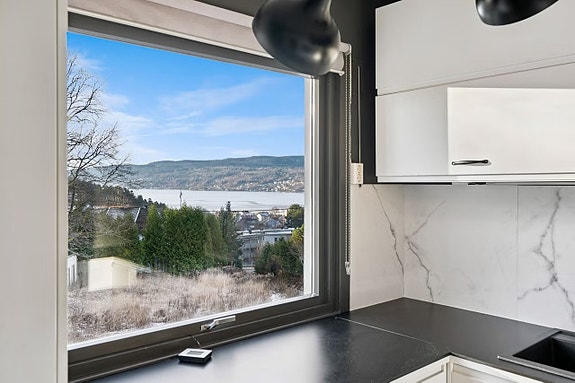 Velkommen til DRØBAK- Flott og stor 2 roms leilighet. Separat kjøkken, inkl internett Sjøutsikt.