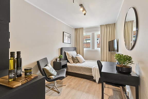 Lekker møblert 1-roms hybel i 3. etasje med gode løsninger tilpasset størrelsen