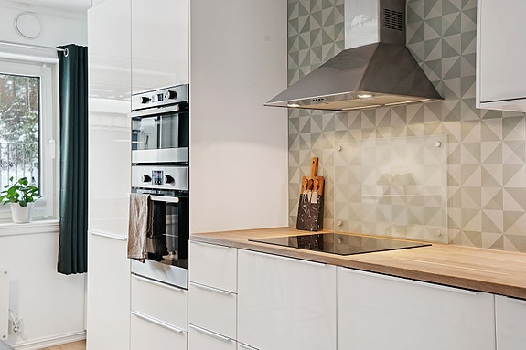 Kjøkkeninnredning med slette fronter fra IKEA (2014)