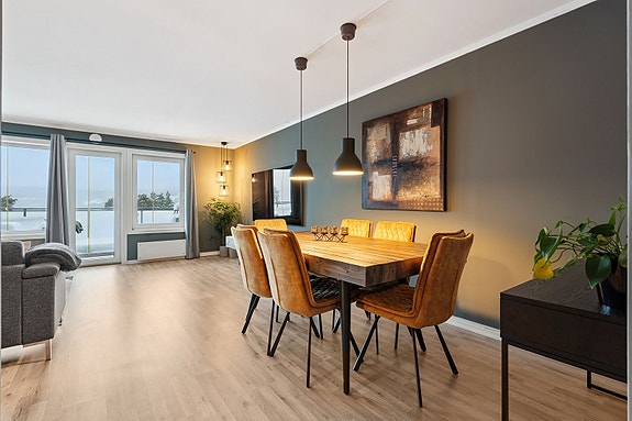 Store vindusflater gir godt lys og en pen utsikt mot Åssiden og Konnerudåsen.