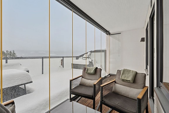 Balkongen har gode solforhold og fin utsikt mot Konnerudåsen.