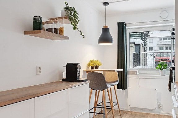 Pent kjøkken med spiseplass!