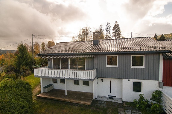 Stor 2-roms leilighet med hage