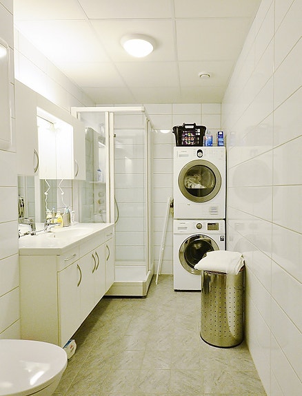 Felles bad/toalett med vaskemaskin og tørketrommel