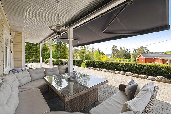 Terrassen er delvis overbygd, i tillegg er det montert en stor markise for når man ønsker å trekke seg unna sola.