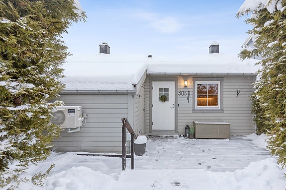 Rekkehus i et etablert og barnevennlig område. Boligen disponerer to biloppstillingsplasser, én med elbillader. Foto: Bjørn Sørheim v/Efkt Norge AS