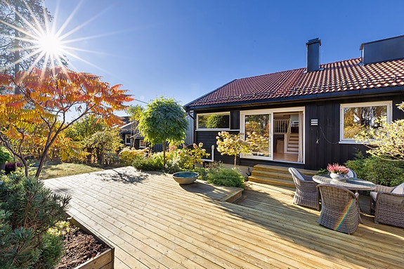 Gjallarveien 8A - meget pent enderekkehus fra 1968 - parkering i felles garasjerekke og oppstillingsplass utenfor boligen