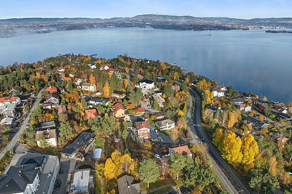Velkommen til Tangenveien 75 - Svært sentral og attraktiv beliggenhet i et av Nesoddens mest attraktive boligområder, helt på tuppen av Nesoddtangen og med få minutters gangavstand til Nesoddbåten.