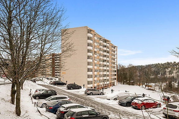 Parkeringsplass kan søkes om. Ladeplasser er tilgjengelig.