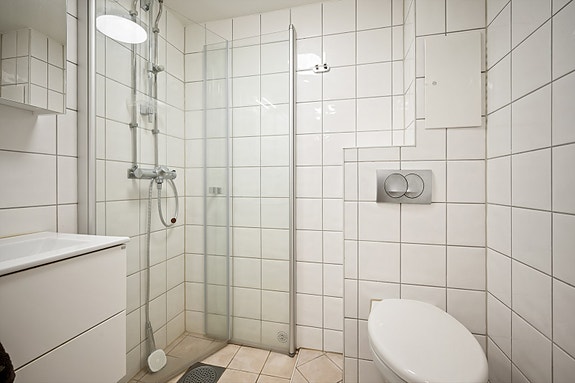 Flislagt bad med varmekabler på gulv, renovert i regi av borettslaget i nyere tid.