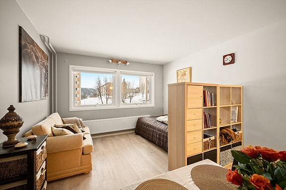 Oppholdsrommet er vendt mot en stille bakgård.