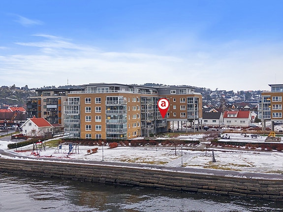 Velkommen til Strandgata 36. Flott 2 roms leilighet i 2.etasje med innglasset veranda med sjøutsikt. Parkeringsplass i garasjekjeller.