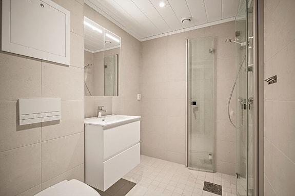 Moderne og oppgradert bad fra 2024-2025, og opplegg for vaskemaskin.