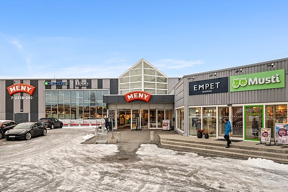 Boligen ligger i et attraktivt område med svært gode servicetilbud. Nærsenteret ligger i gangavstand og tilbyr alt du trenger i hverdagen, inkludert Meny, Apotek1, Hooks, Empet og Musti.