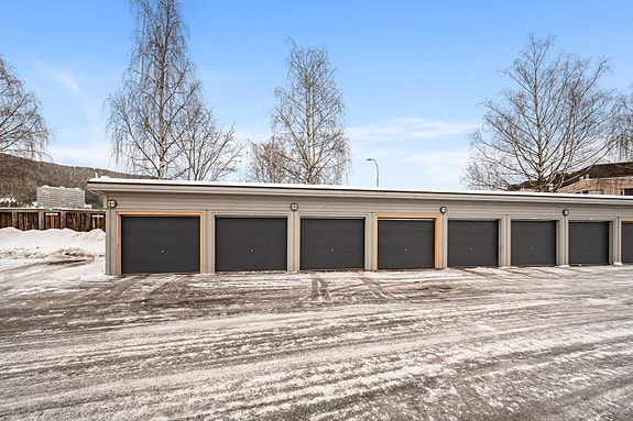 Gode kollektivforbindelser til sentrum og nærliggende områder.