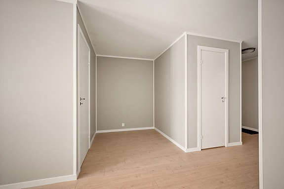 Praktisk planløsning med eget hjørne som kan brukes som hjemmekontor.