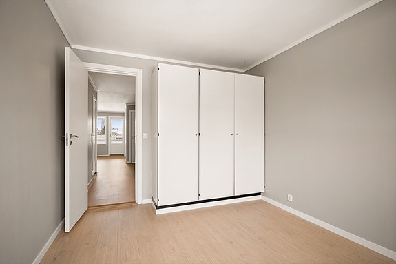 Hovedsoverom med god plass til dobbeltseng og garderobeløsning.