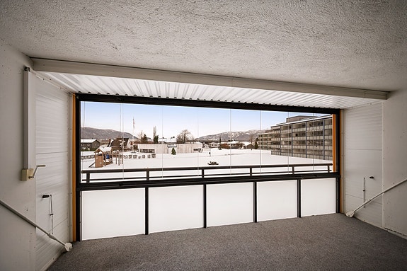 Balkongen fungerer som ekstra oppholdsrom store deler av året.