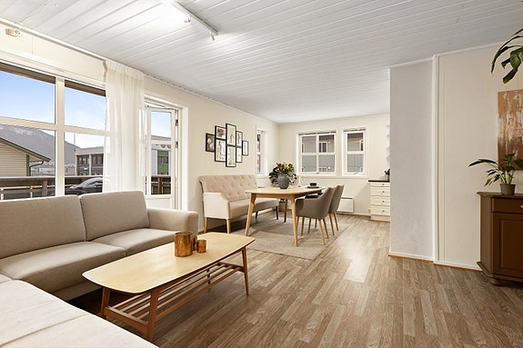 Velkommen til Sørlandsveien 61 som her presenteres av Eiendomsmegler MNEF Kristine Langfjell - REDE Eiendomsmegling