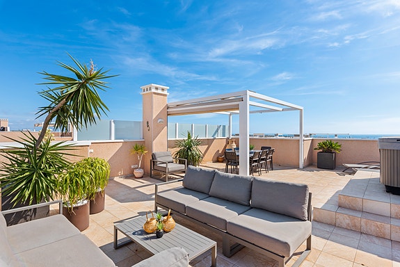 Moderne penthouse-leilighet med 3 soverom | Takterrasse på 83 m2 med jacuzzi | Møbler inkludert | Parkering