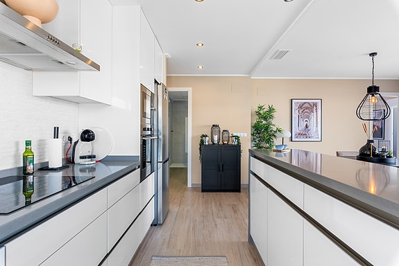 Moderne penthouse-leilighet med 3 soverom | Takterrasse på 83 m2 med jacuzzi | Møbler inkludert | Parkering