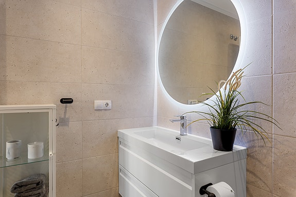 Moderne penthouse-leilighet med 3 soverom | Takterrasse på 83 m2 med jacuzzi | Møbler inkludert | Parkering