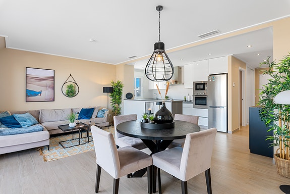 Moderne penthouse-leilighet med 3 soverom | Takterrasse på 83 m2 med jacuzzi | Møbler inkludert | Parkering