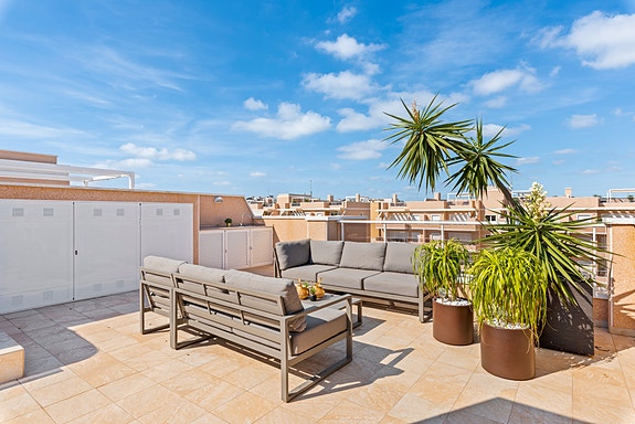 Moderne penthouse-leilighet med 3 soverom | Takterrasse på 83 m2 med jacuzzi | Møbler inkludert | Parkering