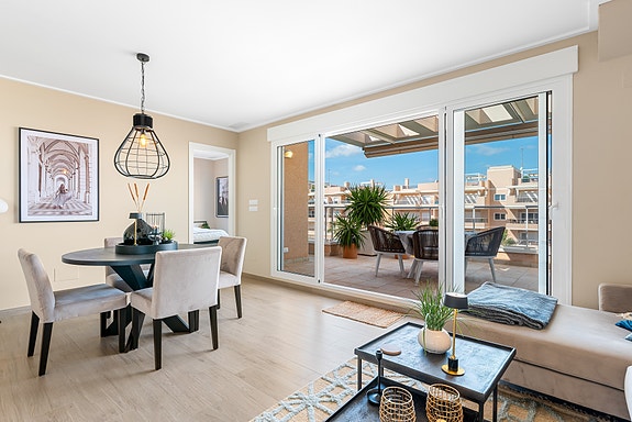 Moderne penthouse-leilighet med 3 soverom | Takterrasse på 83 m2 med jacuzzi | Møbler inkludert | Parkering