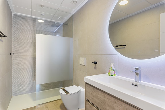 Moderne penthouse-leilighet med 3 soverom | Takterrasse på 83 m2 med jacuzzi | Møbler inkludert | Parkering