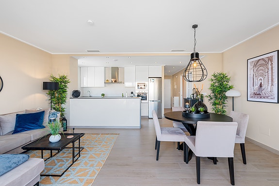 Moderne penthouse-leilighet med 3 soverom | Takterrasse på 83 m2 med jacuzzi | Møbler inkludert | Parkering