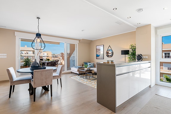 Moderne penthouse-leilighet med 3 soverom | Takterrasse på 83 m2 med jacuzzi | Møbler inkludert | Parkering