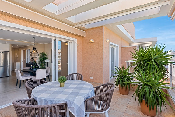 Moderne penthouse-leilighet med 3 soverom | Takterrasse på 83 m2 med jacuzzi | Møbler inkludert | Parkering