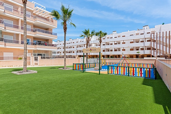 Moderne penthouse-leilighet med 3 soverom | Takterrasse på 83 m2 med jacuzzi | Møbler inkludert | Parkering