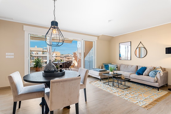 Moderne penthouse-leilighet med 3 soverom | Takterrasse på 83 m2 med jacuzzi | Møbler inkludert | Parkering