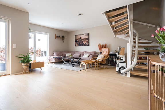 Velkommen til Karly Skaars vei 84. Flott rekkehus over to plan fra 2017. Foto: Hilde Hugsand.