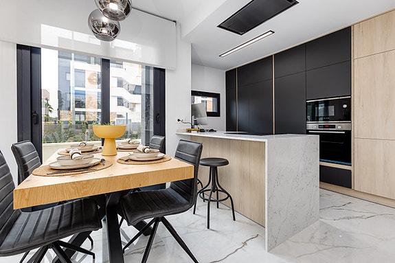 Kupp! Penthouse-leilighet | Alle møbler inkludert | Takterrasse på 81 m2 | Parkering og bod