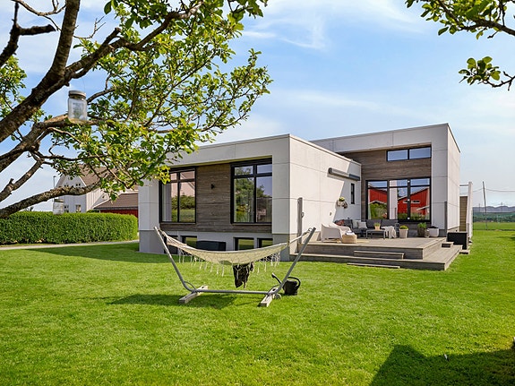 Moderne funkisbolig med meget fin beliggende. 6 soverom, 3 stuer og 3 bad. Takterrasse - dobbel garasje. Fotograf Stian Dirdal.