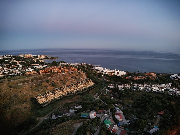 Moderne bolig nær sjøen | Privat hage og basseng | Utsikt mot natur og kyst