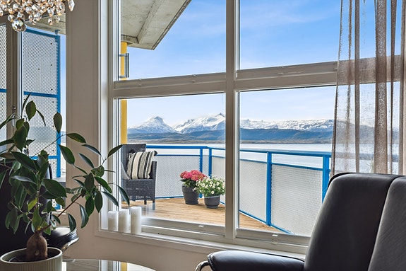 DNB Eiendom v/Bjørn Harald Sandvik presenterer en stor og innbydende toppleilighet i populære Bodøsjøen borettslag!