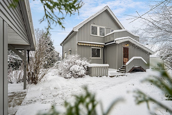 Emera Eiendomsmegling ved Solveig Granlund ønsker velkommen til Stasjonsvegen 7A på Kløfta! Foto: Heidi Hexeberg Larsen