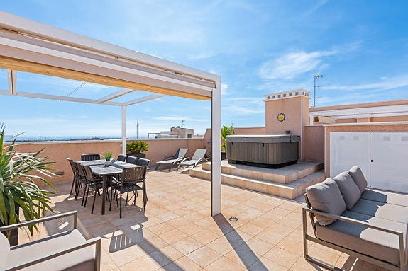 Moderne penthouse-leilighet med 3 soverom | Takterrasse på 83 m2 med jacuzzi | Møbler inkludert | Parkering