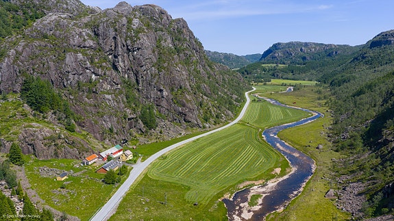 Gårdsbruket Gystøl i Eigelandsdalen presentert av eiendomsmegler Kristine Ree Espedal. Foto: Simen Haugom.